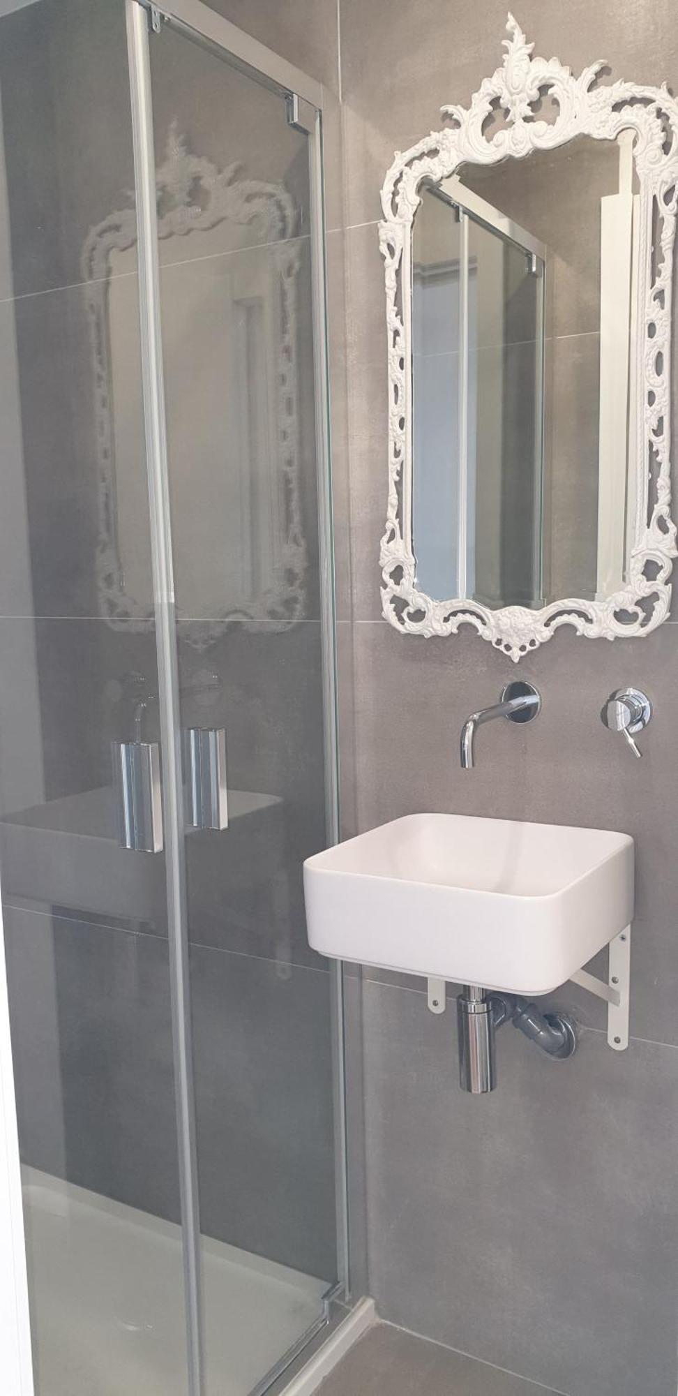Apartment 5min Walk To Subway & 10min Drive To Airport